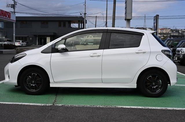 
								2016 TOYOTA VITZ RS full									