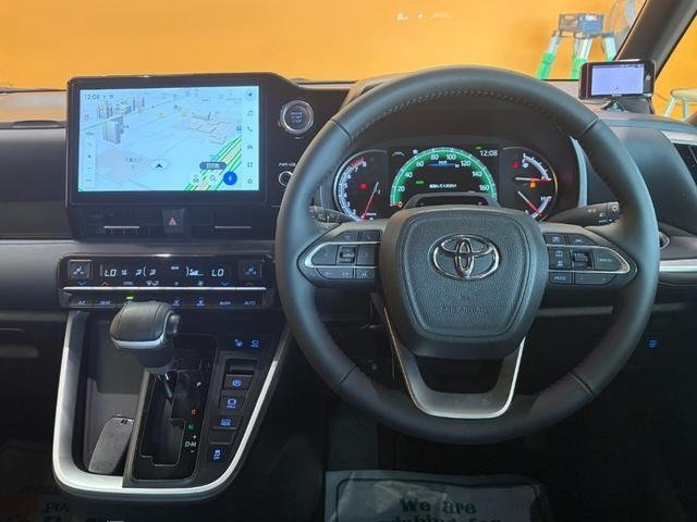 
								2022 TOYOTA VOXY S-Z full									