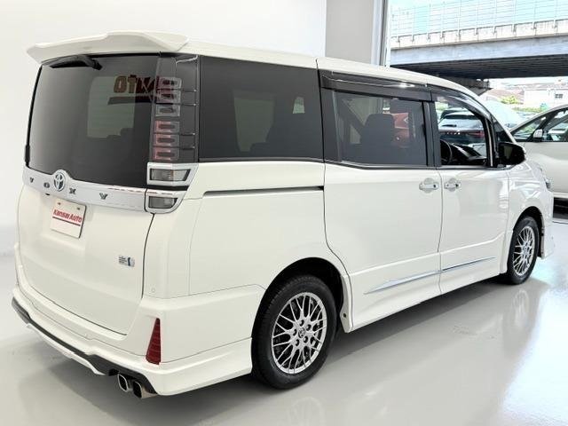 
								2021 TOYOTA VOXY HYBRID ZS KIRAMEKI III full									