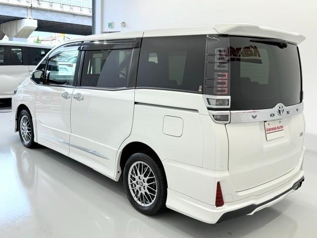 
								2021 TOYOTA VOXY HYBRID ZS KIRAMEKI III full									