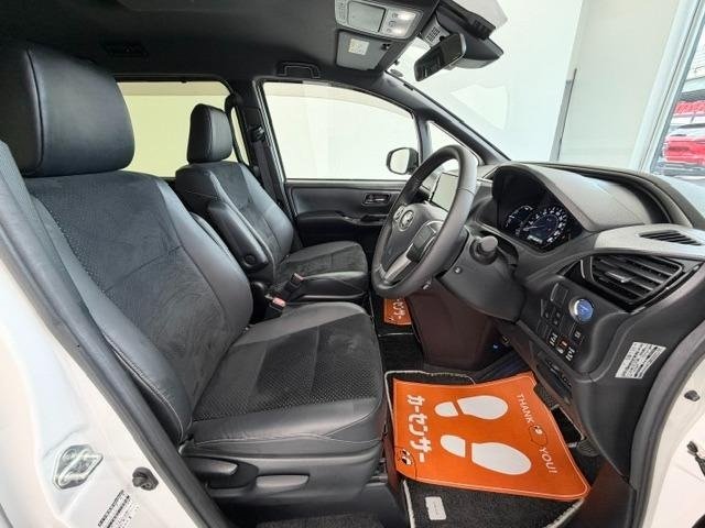 
								2021 TOYOTA VOXY HYBRID ZS KIRAMEKI III full									
