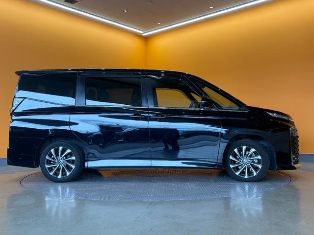 
								2022 TOYOTA VOXY S-Z full									