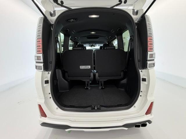 
								2021 TOYOTA VOXY HYBRID ZS KIRAMEKI III full									