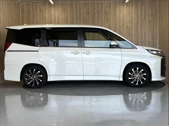 
								2022 TOYOTA NOAH HYBRID S-Z full									