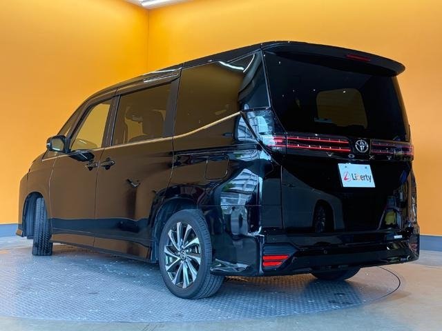 
								2022 TOYOTA VOXY S-Z full									
