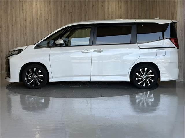 
								2022 TOYOTA NOAH HYBRID S-Z full									