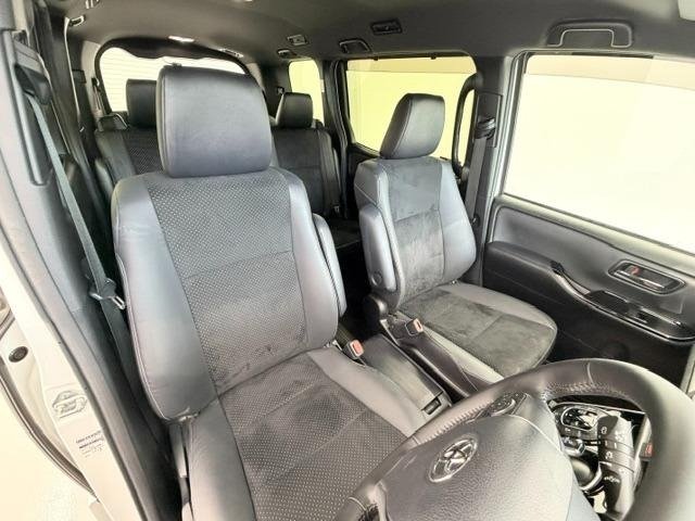 
								2021 TOYOTA VOXY HYBRID ZS KIRAMEKI III full									
