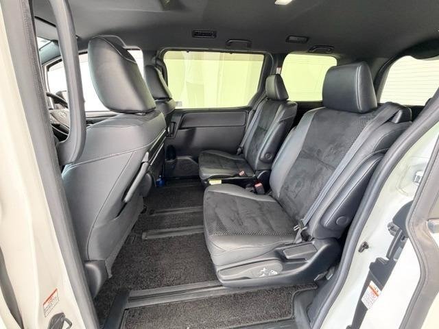
								2021 TOYOTA VOXY HYBRID ZS KIRAMEKI III full									
