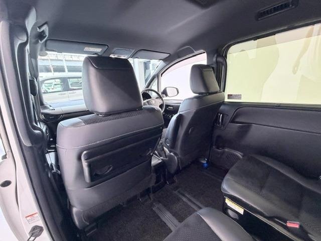 
								2021 TOYOTA VOXY HYBRID ZS KIRAMEKI III full									