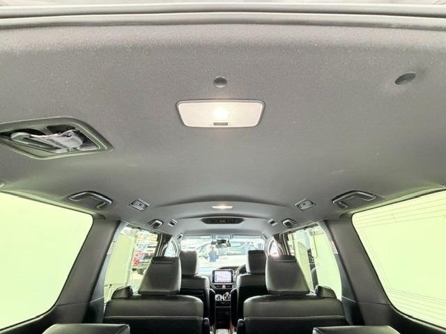 
								2021 TOYOTA VOXY HYBRID ZS KIRAMEKI III full									