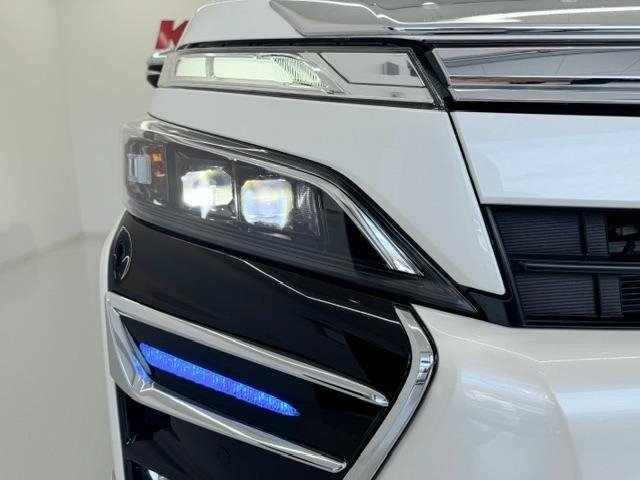 
								2021 TOYOTA VOXY HYBRID ZS KIRAMEKI III full									
