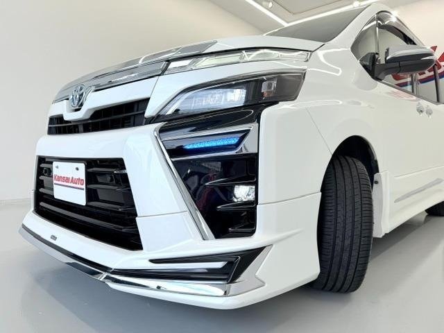 
								2021 TOYOTA VOXY HYBRID ZS KIRAMEKI III full									