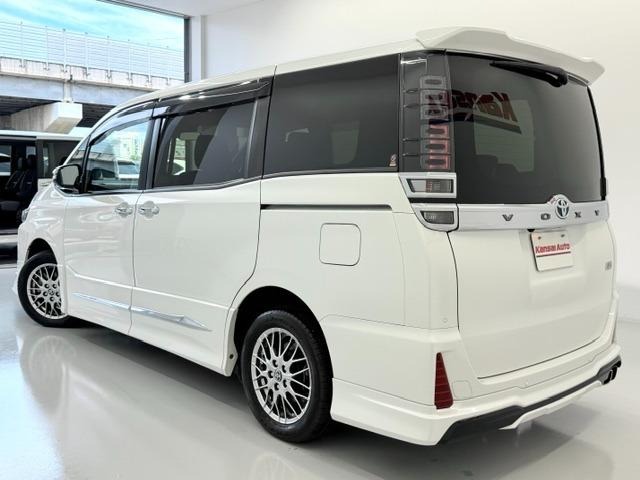 
								2021 TOYOTA VOXY HYBRID ZS KIRAMEKI III full									