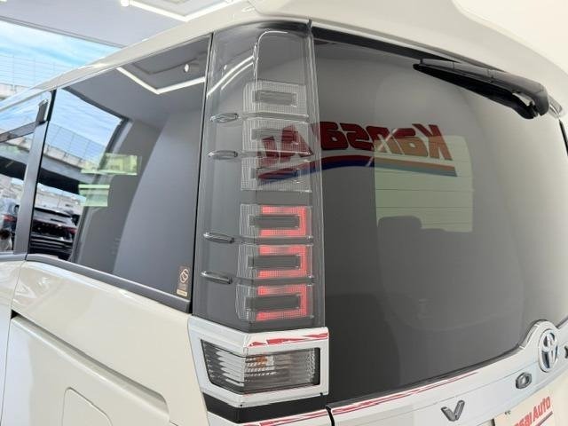 
								2021 TOYOTA VOXY HYBRID ZS KIRAMEKI III full									