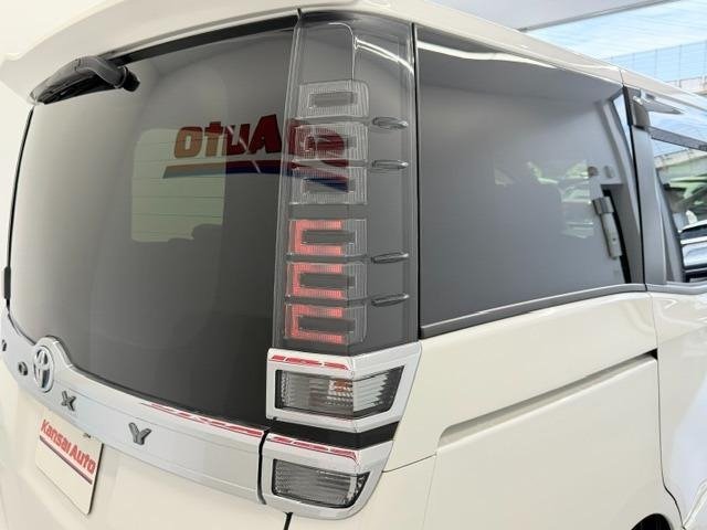 
								2021 TOYOTA VOXY HYBRID ZS KIRAMEKI III full									